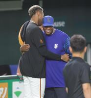 　マルティネス（左）と抱き合うビシエド（撮影・西岡正）