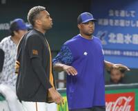 　マルティネス（左）と話すビシエド（撮影・西岡正）