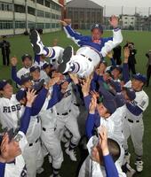 　センバツ初出場を決めた履正社ナインは岡田龍生監督（中央）を胴上げする＝２００６年