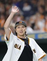 　スタンドに手を振る尾上松也（撮影・西岡正）