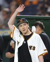 　ファーストピッチに登場する尾上松也（撮影・西岡正）