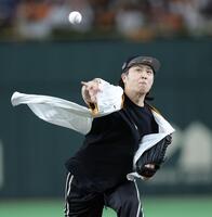 　ファーストピッチを行う尾上松也（撮影・西岡正）