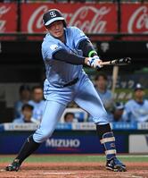 　２回、村田は右前適時打を放つ（撮影・佐藤厚）