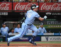 　２回、ネビンは左越えに２点適時二塁打を放つ（撮影・佐藤厚）