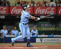 　１回、ネビンは左越えに１１号ソロを放つ（撮影・佐藤厚）