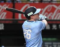 　１回、ネビンは左越えに１１号ソロを放つ（撮影・佐藤厚）