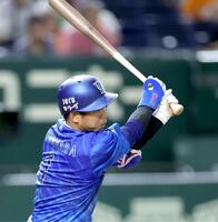 　５回、中越えに適時二塁打を放つ桑原（撮影・西岡正）