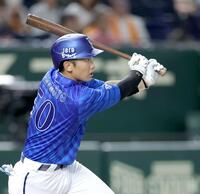 　５回、中前に勝ち越し打を放つ山本（撮影・西岡正）