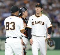 　５回、６点目を失い、阿部監督（左）に降板を告げられる山崎（撮影・西岡正）