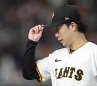 　５回、６失点で降板する山崎（撮影・西岡正）