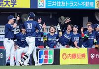 　２回、先制ソロを放った石井（３８）を出迎え祝福する日本ハムナイン（撮影・立川洋一郎）