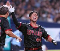 　９回、逆転サヨナラ３ランを放ち、ナインから手荒い祝福を受け雄たけびを上げる頓宮（撮影・立川洋一郎）