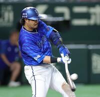 　５回、適時打を放つ宮崎（撮影・西岡正）