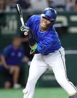 　２回、死球に顔をゆがめる蛯名（撮影・西岡正）