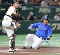 　２回、林の一ゴロ併殺で本塁アウトになる宮崎（撮影・西岡正）