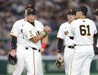 　５回、投手交代を告げ、マウンドで森田を待つ阿部監督（撮影・西岡正）