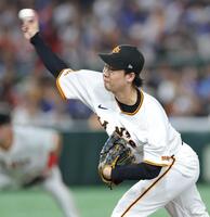 　ＤｅＮＡ打線を相手に力投する山崎（撮影・西岡正）