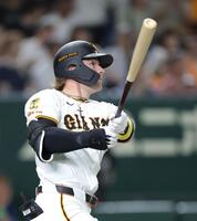 　２回、中越え二塁打を放つキャベッジ（撮影・西岡正）