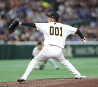 　７回に登板し、００１のユニホームで力投する菊地（撮影・西岡正）