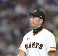 　５回、投手交代を終え、ベンチへ戻る阿部監督（撮影・西岡正）