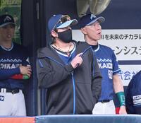 　スコアボードを指さし確認する新庄監督（撮影・立川洋一郎）