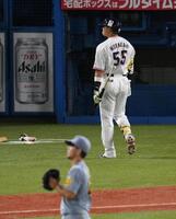 　６回、見逃し三振に倒れた村上（撮影・堀内翔）