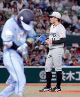 　２回、滝沢（手前）に死球を与えた小島