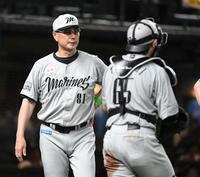 　６回、選手交代を告げベンチに戻る吉井監督（撮影・佐藤厚）