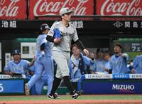 　２回、小島（中）は村田に右前適時打を打たれる（撮影・佐藤厚）