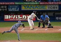 　１０回、空振り三振に倒れた村上（撮影・堀内翔）