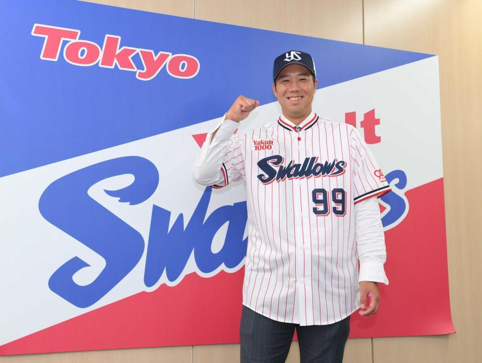 　入団会見で笑顔を見せる青柳（撮影・伊藤笙子）