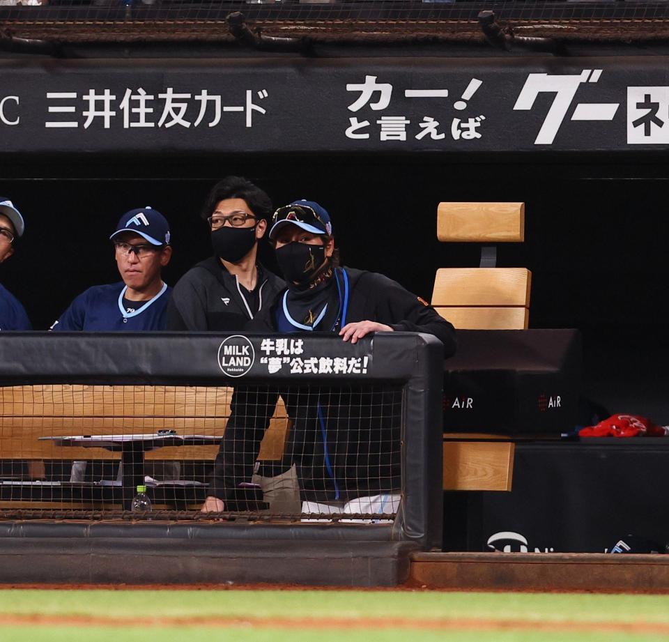 　９回、追い上げるもソフトバンクに惜敗し、引き揚げる新庄監督（中央）＝撮影・中島達哉
