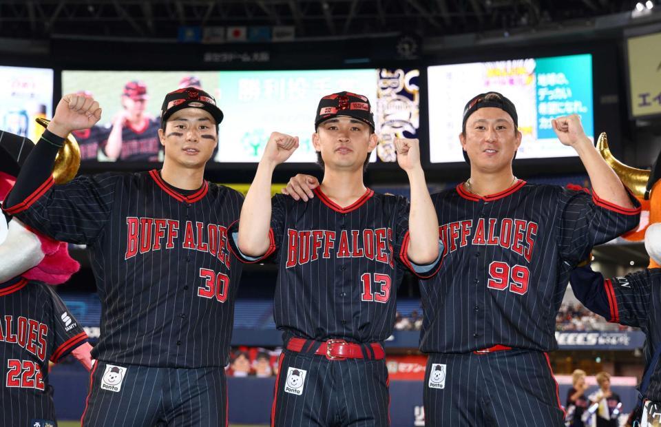 　ポーズを決める（左から）広岡、寺西、杉本（撮影・山口登）