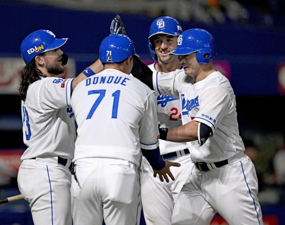 　９回、同点２ランを放ち、迎えられる細川（右）