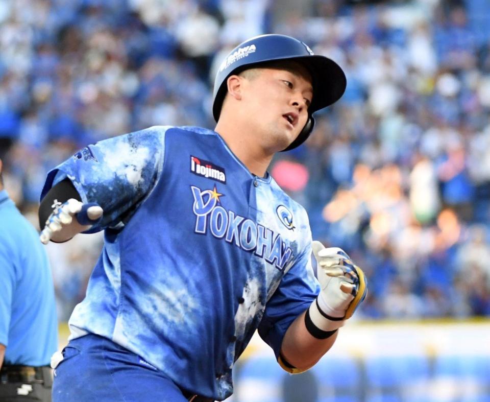 　１回、牧は左越えに１６号先制３ランを放つ（撮影・佐藤厚）