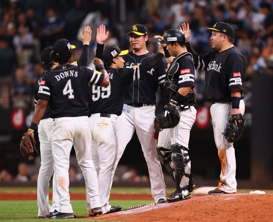 　日本ハムに勝ち越しを決め、タッチを交わすソフトバンクナイン（撮影・中島達哉）