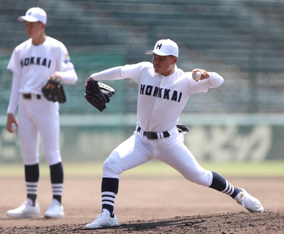 　酷暑対策のユニホームで投球練習をする北海・浅水（撮影・中田匡峻）