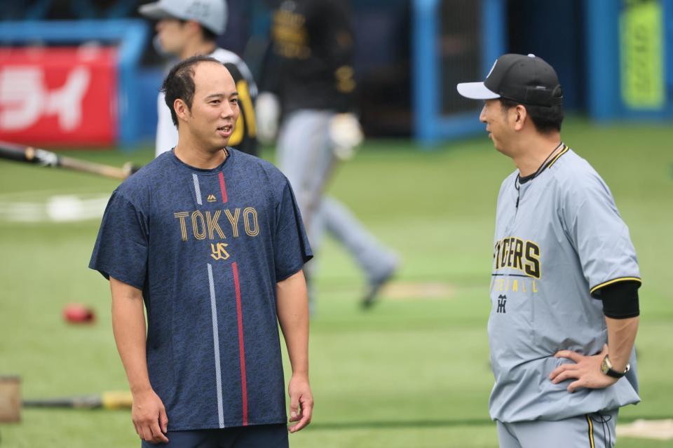 　藤川監督にあいさつする青柳（撮影・田中太一）