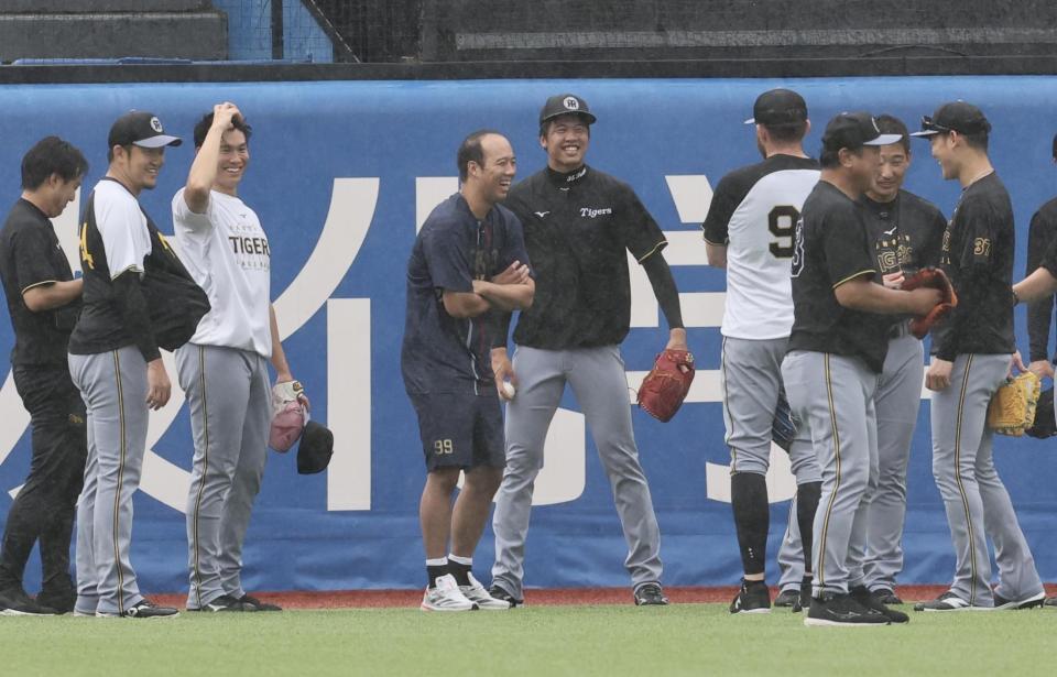 　才木ら投手陣と談笑する青柳（撮影・田中太一）