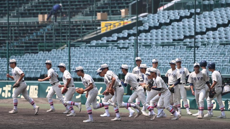 　練習に向け駆け出す東洋大姫路ナイン（撮影・西田忠信）