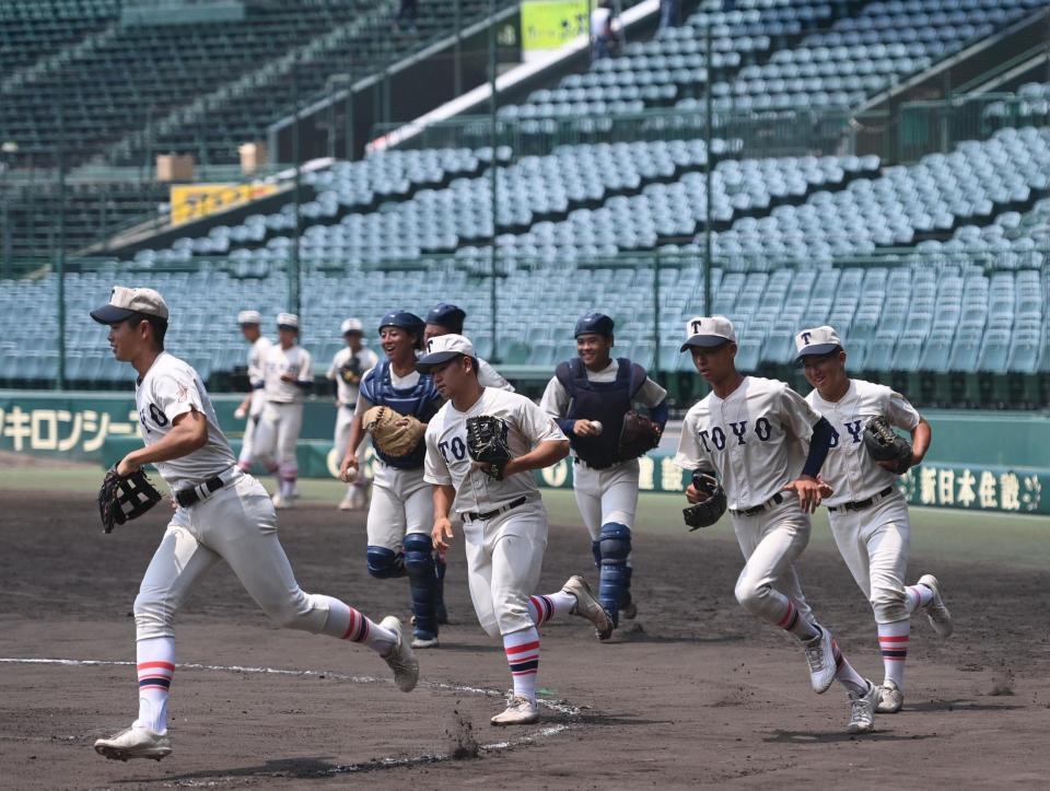 　練習に向け、駆け出す東洋大姫路ナイン（撮影・西田忠信）