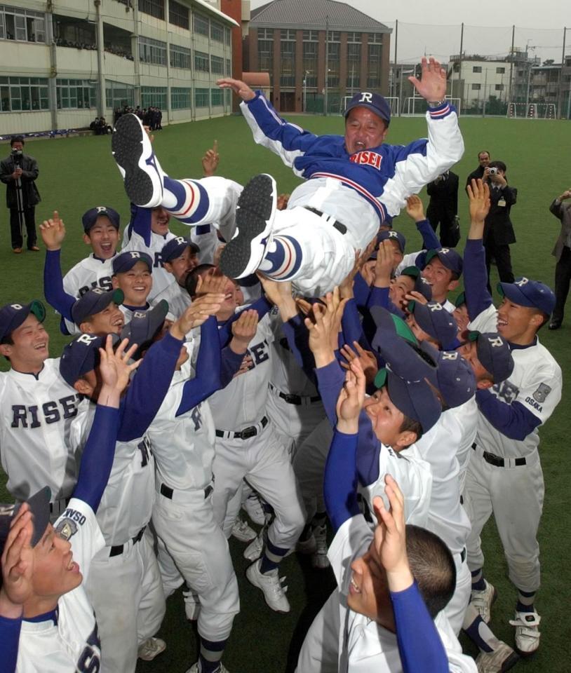 　センバツ初出場を決めた履正社ナインは岡田龍生監督（中央）を胴上げする＝２００６年