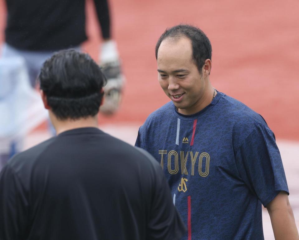 　大山からあいさつをされる青柳（撮影・佐々木彰尚）