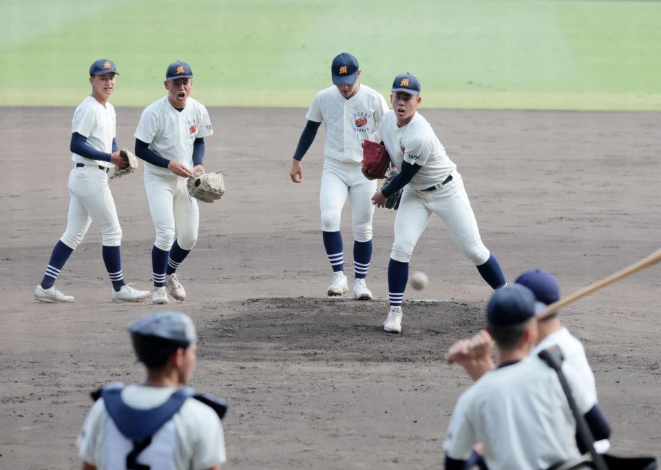 　守備練習する未来富山ナイン