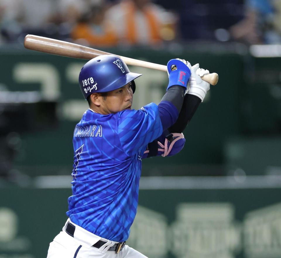 　１回、右前打を放ち、通算１０００安打を達成した桑原（撮影・西岡正）