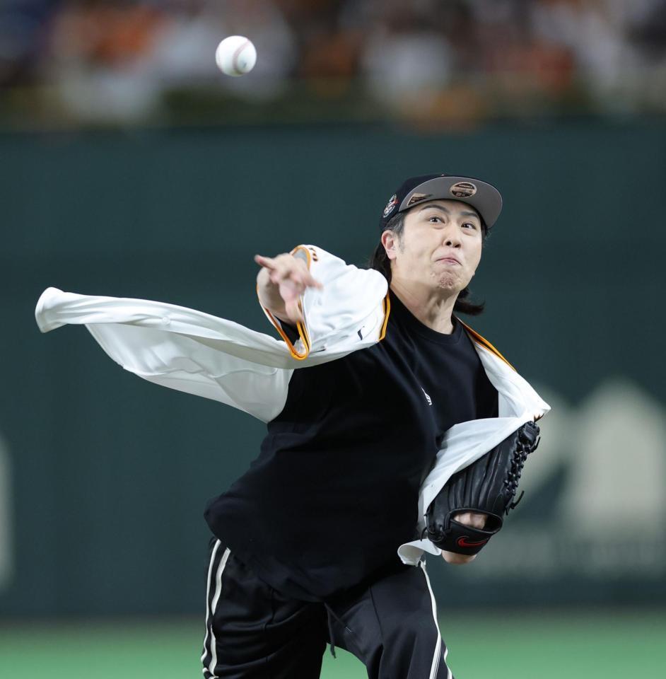 　ファーストピッチを行う尾上松也（撮影・西岡正）