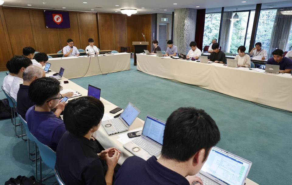 　理事会でＤＨ制を導入することを決め、開かれた日本高野連の記者会見