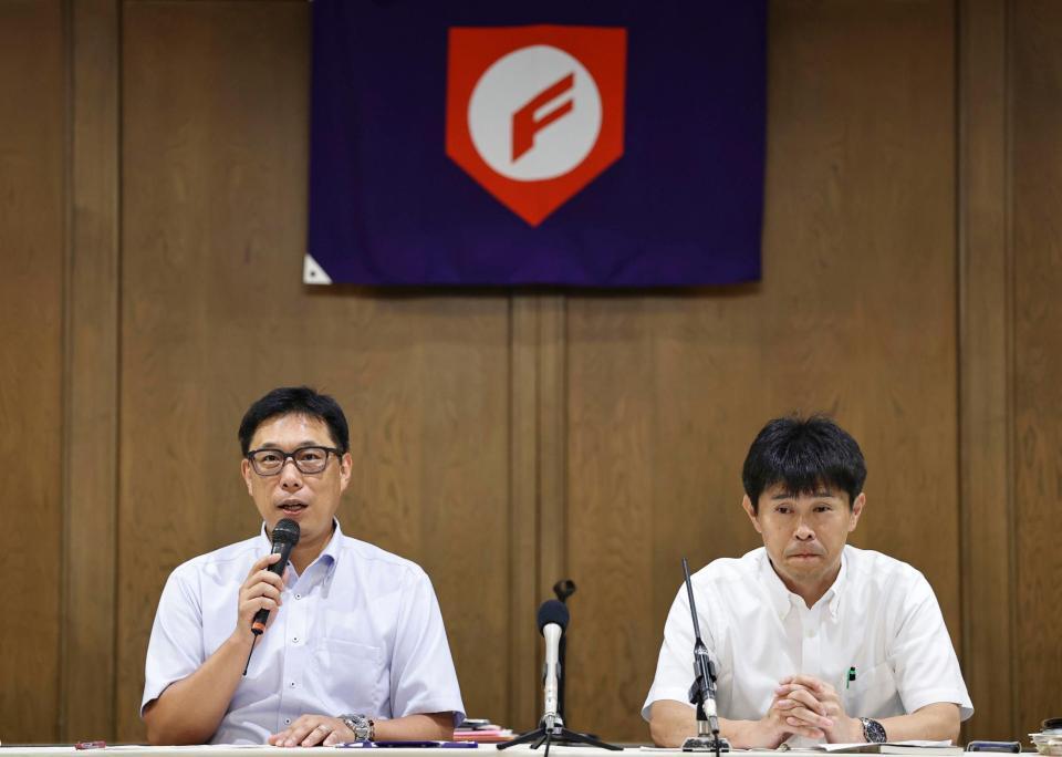 　理事会でＤＨ制を導入することを決め、記者会見する日本高野連の井本亘事務局長（左）