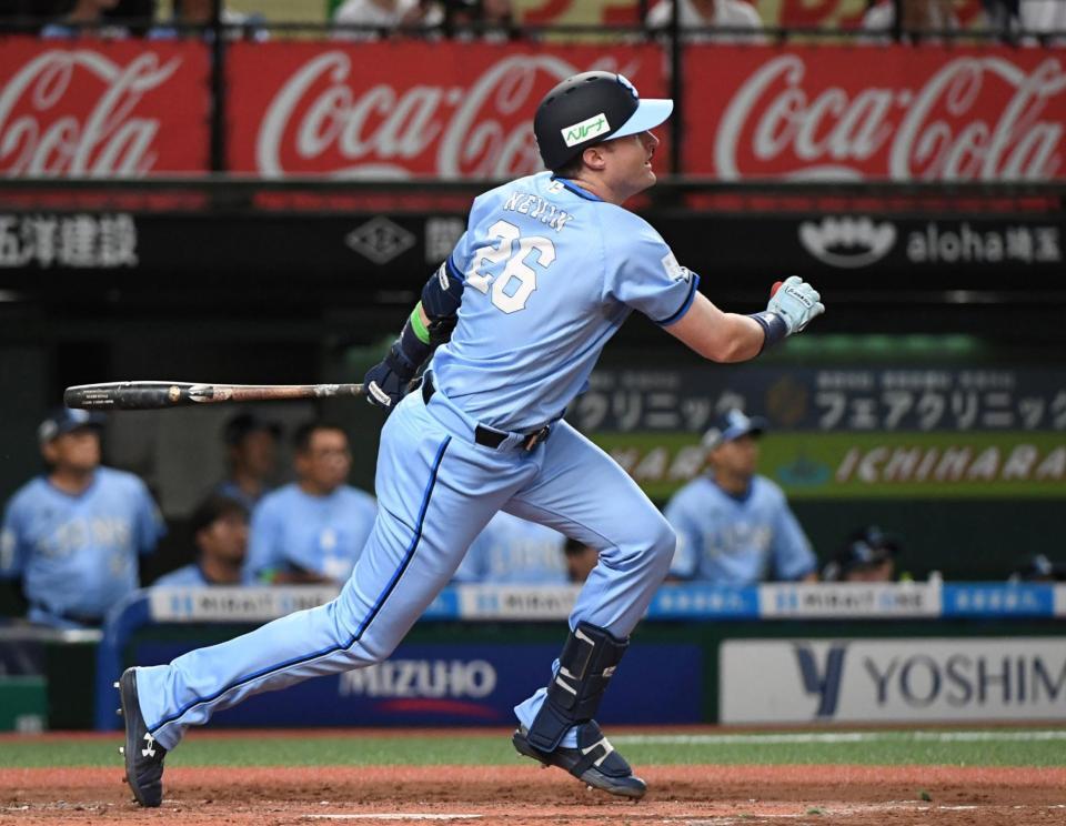 　２回、ネビンは左越えに２点適時二塁打を放つ（撮影・佐藤厚）