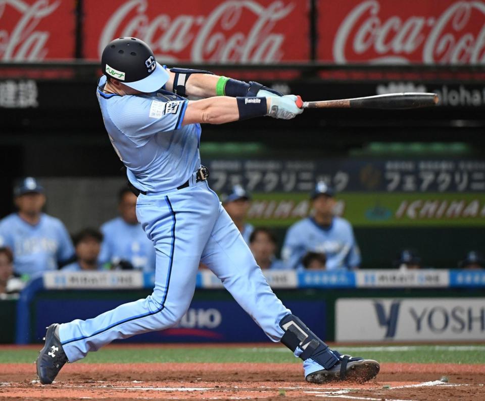 　１回、ネビンは左越えに１１号ソロを放つ（撮影・佐藤厚）